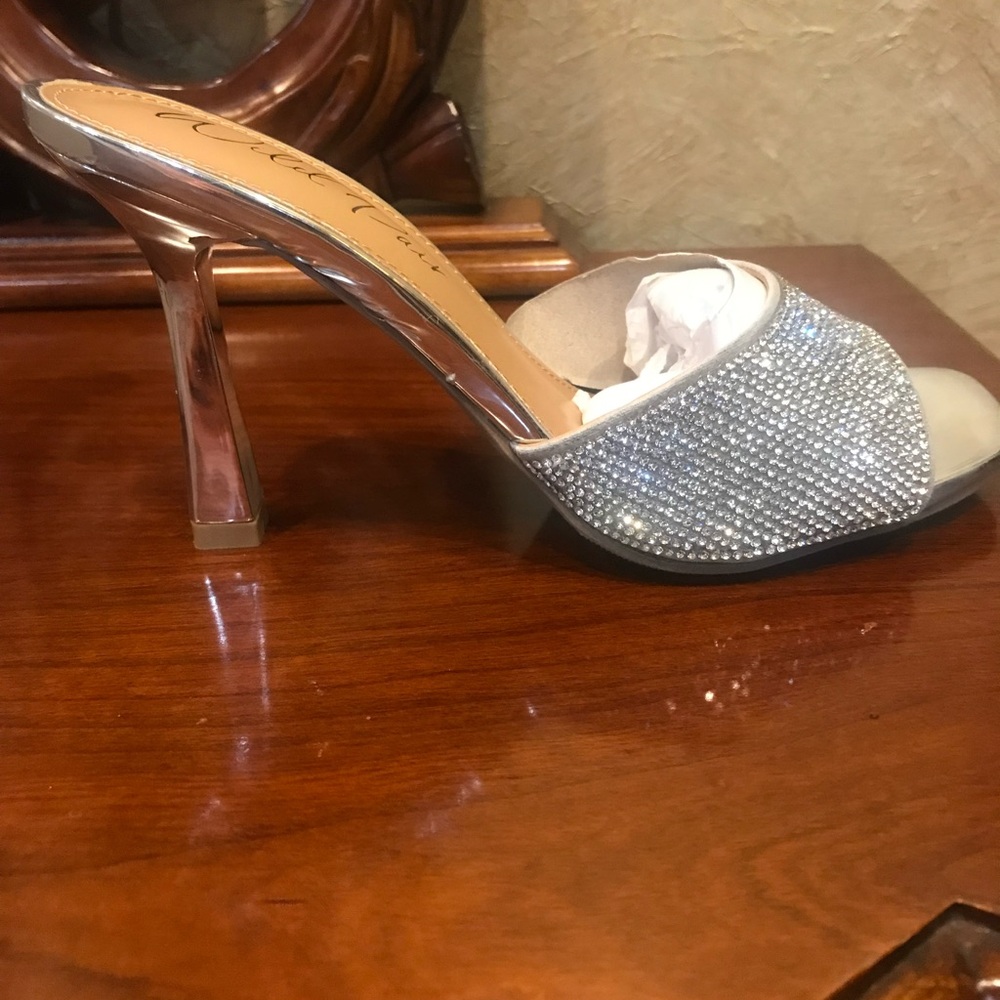 Wild Pair Hill pump sandals size 7